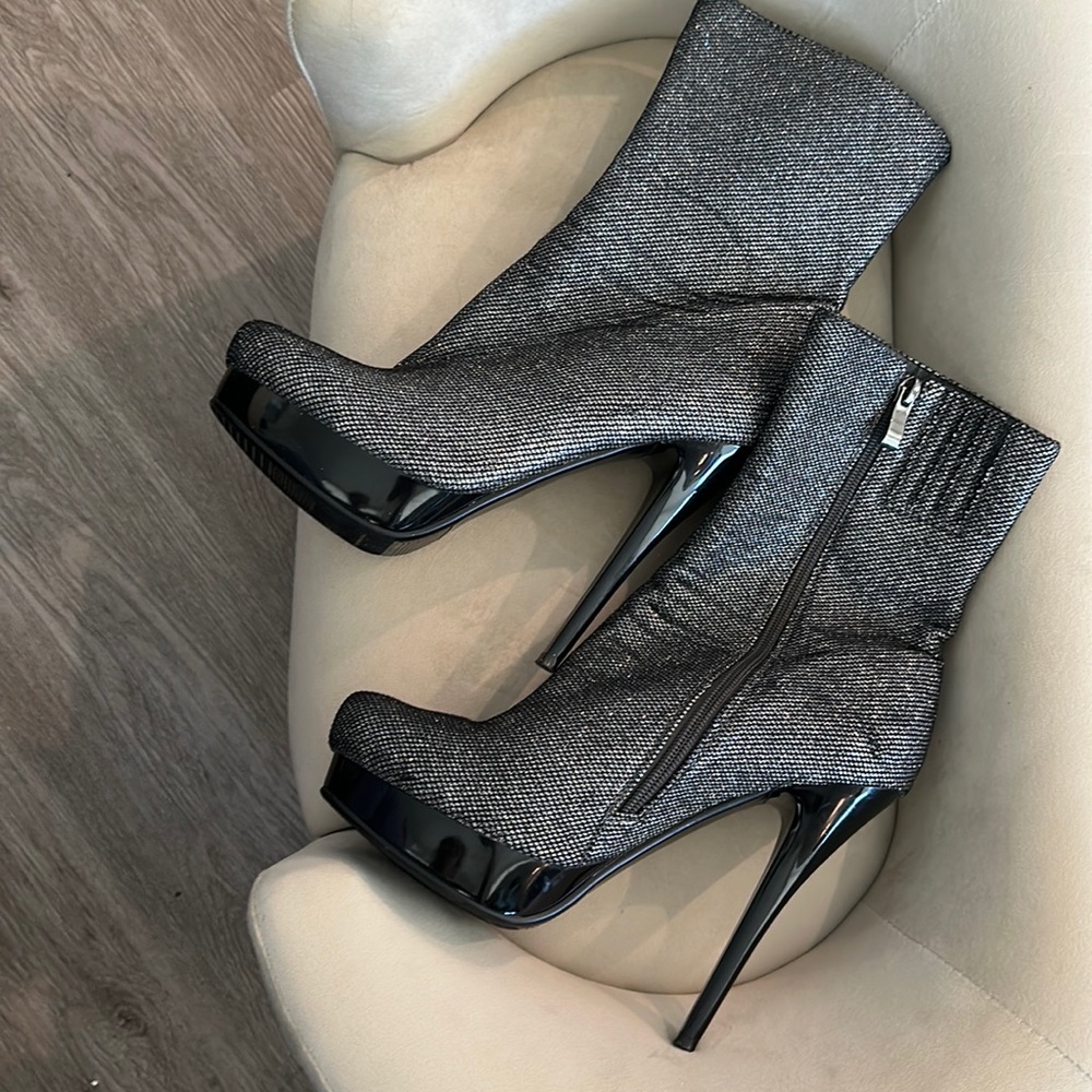 NWOT Italian Metallic shimmer Heeled booties size 8
